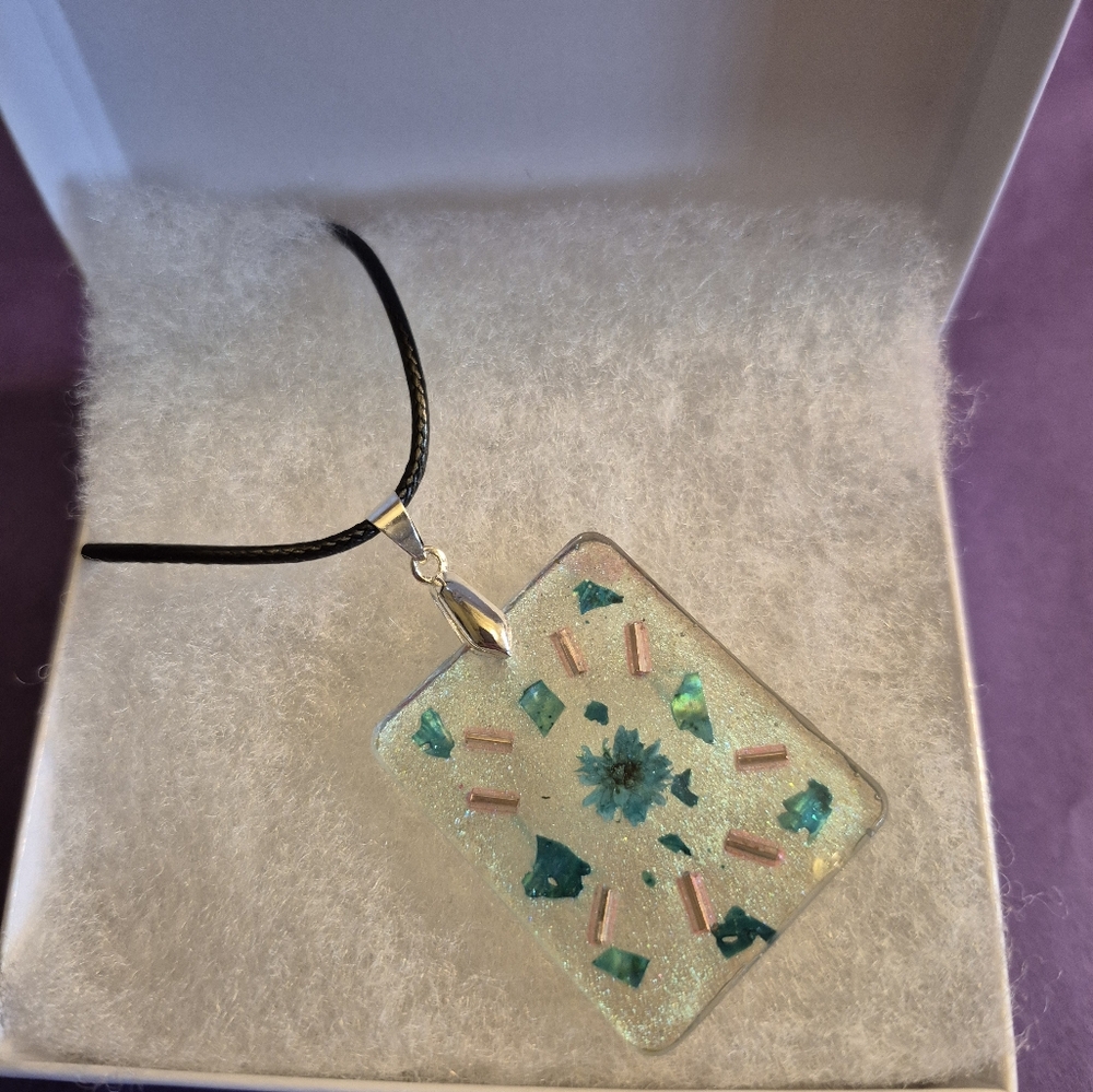 Elegant Green and Black Pendant Necklace